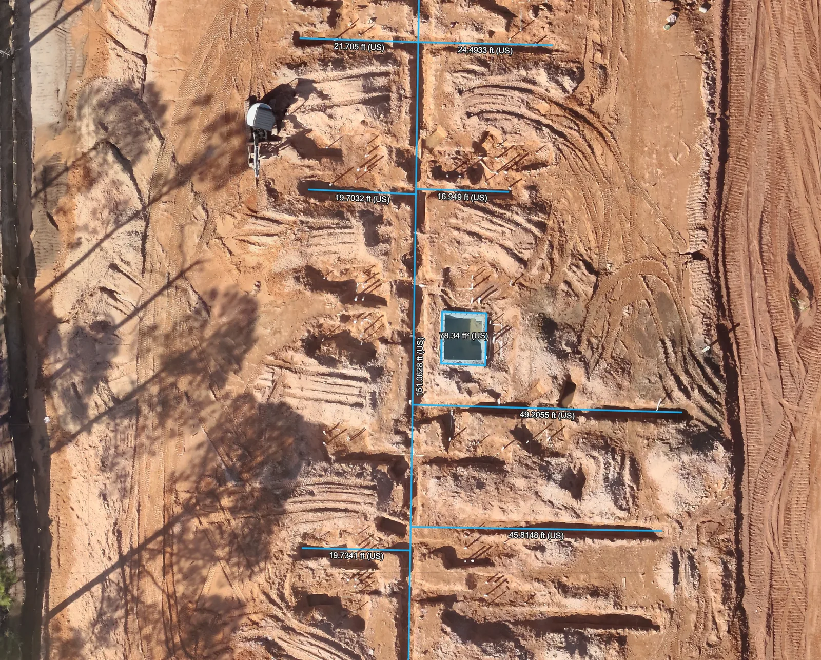 Linear distance and area annotations are visible in a selected construction detail.